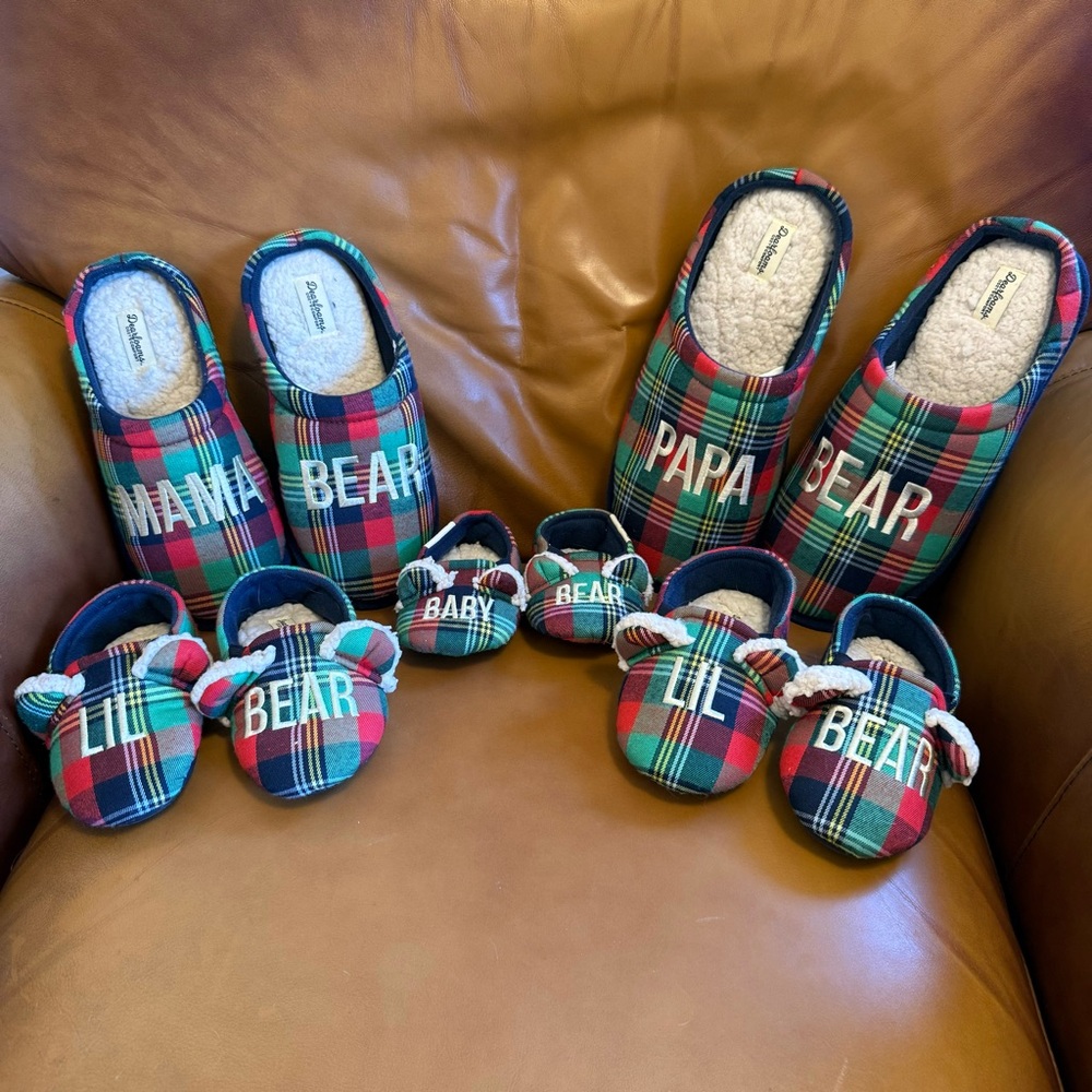 Dearfoams Christmas Family Matching Slippers- Papa 🧸Mama 🧸, Lil 🧸 x2, Baby 🧸